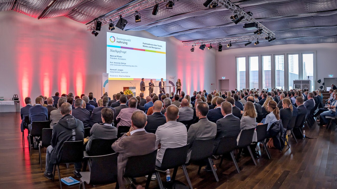 Im einem Podiumsgespräch sprechen Dörte Bachmann, Jérôme Meyer und Markus Bigler darüber, ob die eigenverantwortlichen Massnahmen genügen, oder ob es politische Vorgaben braucht.